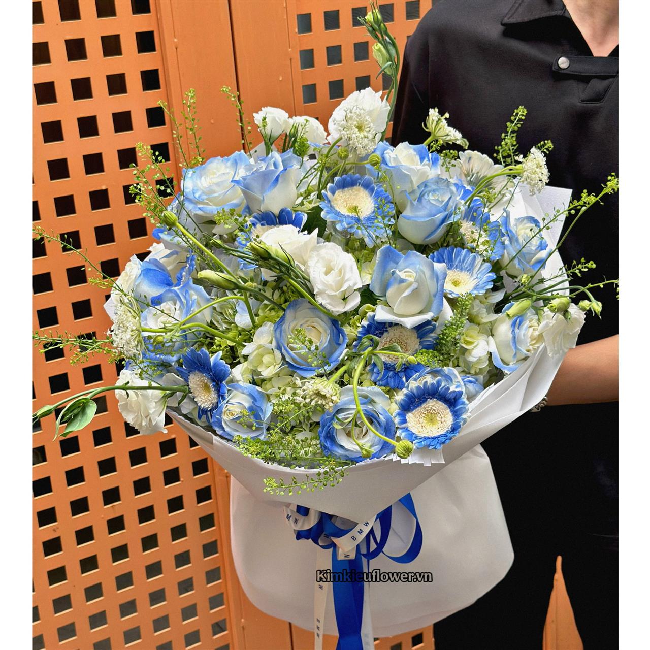 Bó hoa tone trắng xanh dương form bó tròn hiện đại